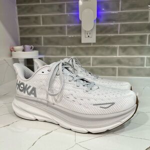Hoka Clifton 9 Running Shoes. Women’s Size 8.5B Color Gray